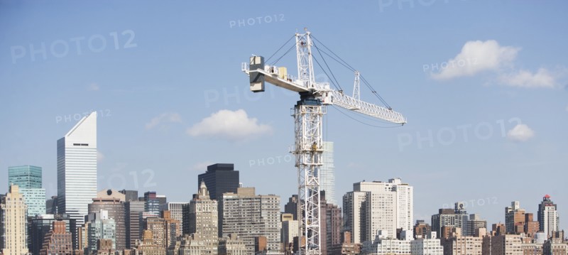 USA, New York, New York City, Manhattan, Skyline with crane. 
Photo: fotog