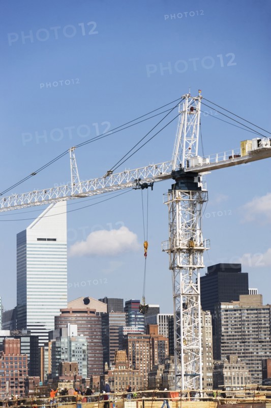 USA, New York, New York City, Manhattan, Skyline with crane. 
Photo: fotog