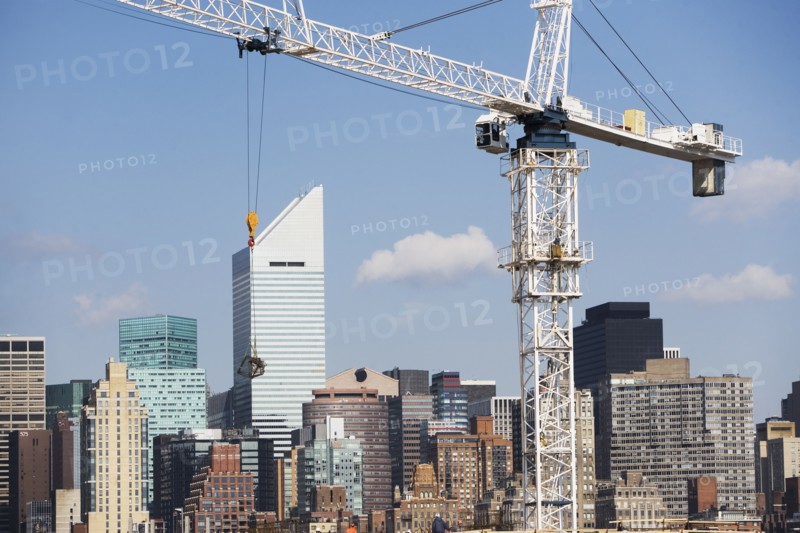 USA, New York, New York City, Manhattan, Skyline with crane. 
Photo: fotog
