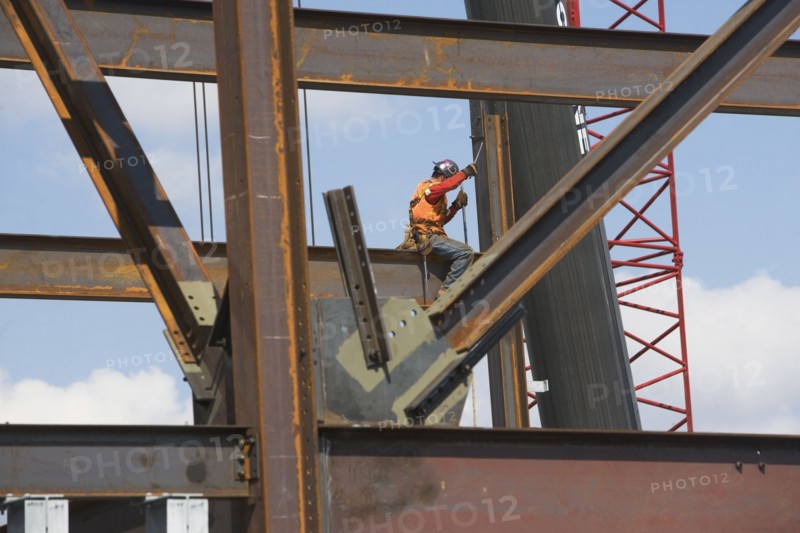 Male worker on construction site. 
Photo : fotog