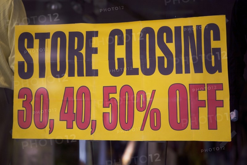 Close up of information of store closing. 
Photo : fotog