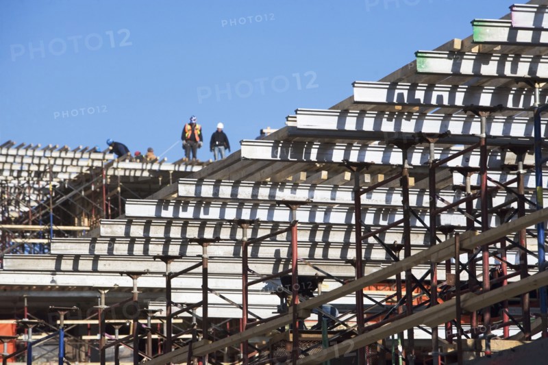 Workers on construction frame. 
Photo : fotog