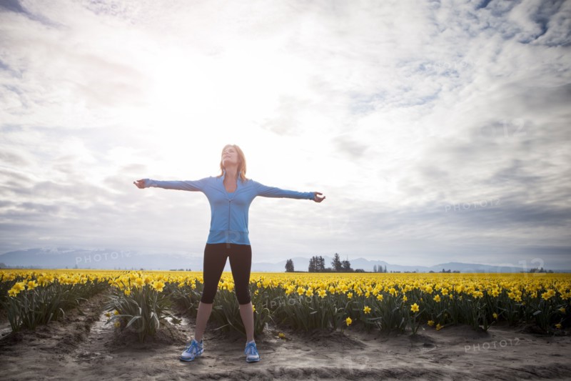 USA, Washington, Skagit Valley, Woman exercising in rural area. 
Photo : Take A Pix Media
