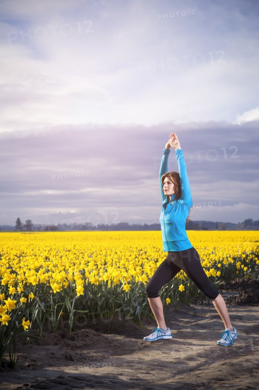 USA, Washington, Skagit Valley, Woman exercising in rural area. 
Photo : Take A Pix Media