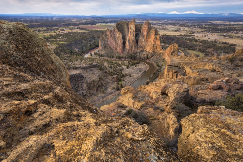 USA, Oregon, Deschutes County, Rocky landscape with view on river. 
Photo: Gary Weathers