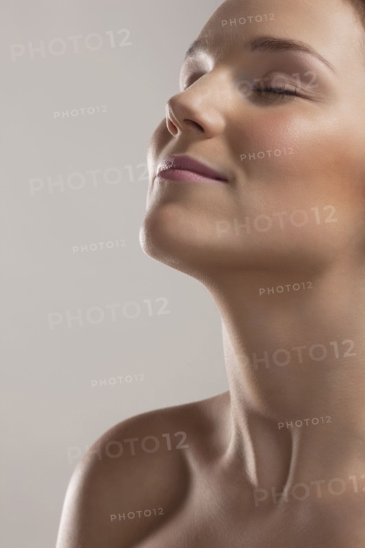 Portrait of young woman with eyes closed. 
Photo : Jan Scherders