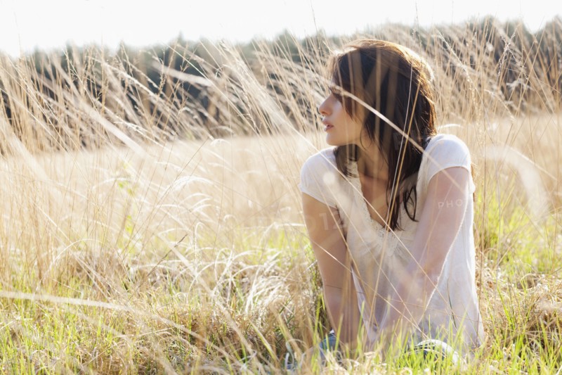 Young woman relaxing on meadow. 
Photo : Jan Scherders