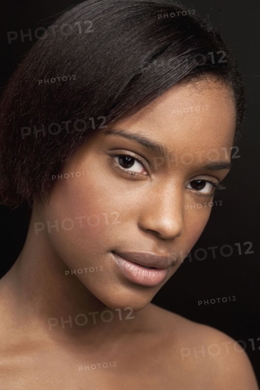 Beautiful young woman looking at camera. 
Photo : Jan Scherders