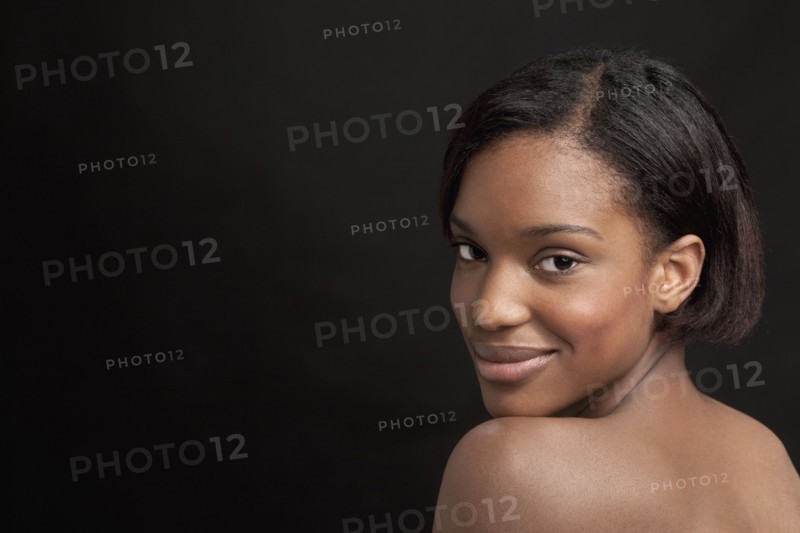 Beautiful young woman looking at camera. 
Photo: Jan Scherders