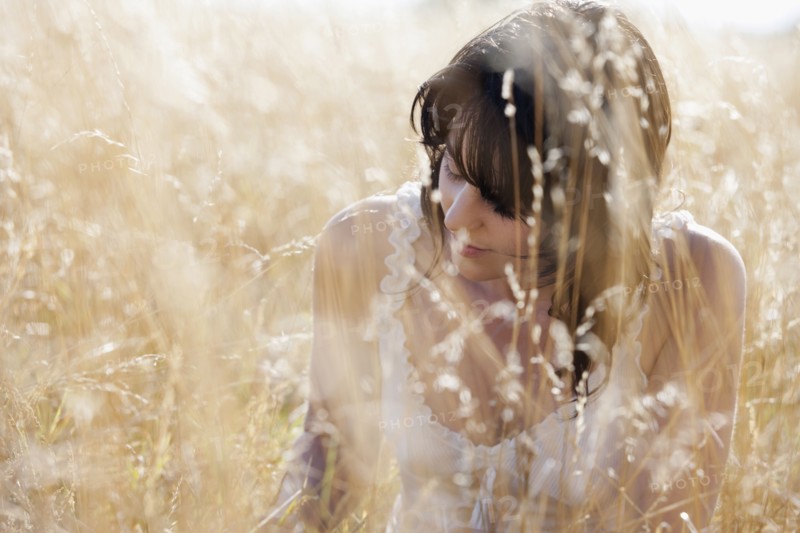 Young woman sitting on cornfield. 
Photo: Jan Scherders