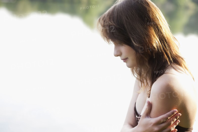 Portrait of young woman against lake. 
Photo: Jan Scherders