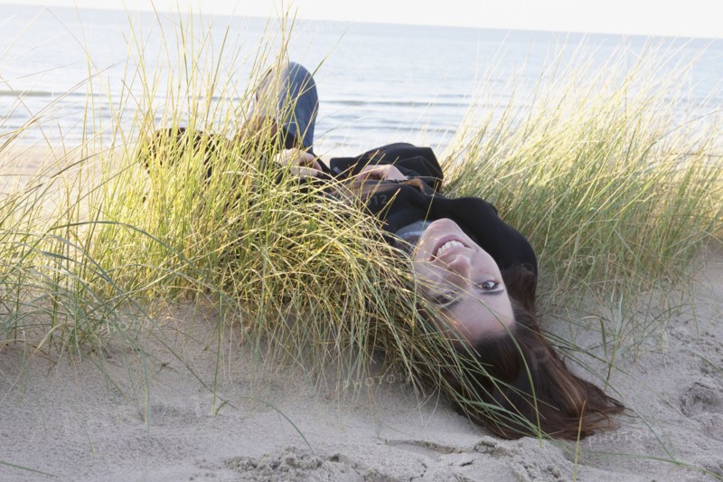 Netherlands, Zeeland, Haamstede, Woman lying on sand dune. 
Photo: Jan Scherders