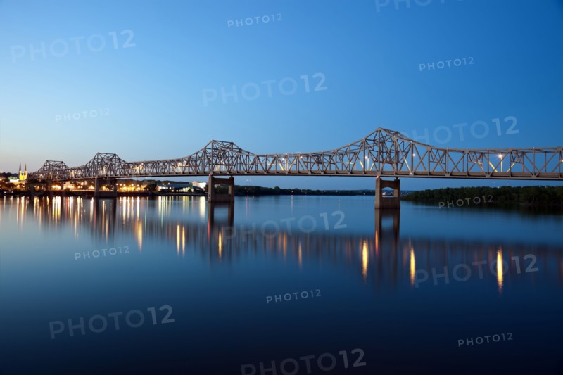 USA, Illinois, Peoria, Bridge over river. 
Photo: Henryk Sadura