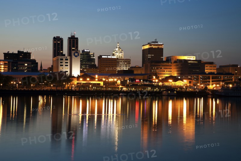 USA, Illinois, Peoria, City view at dusk. 
Photo: Henryk Sadura