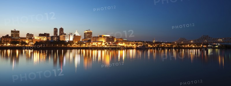 USA, Illinois, Peoria, City view at dusk. 
Photo: Henryk Sadura
