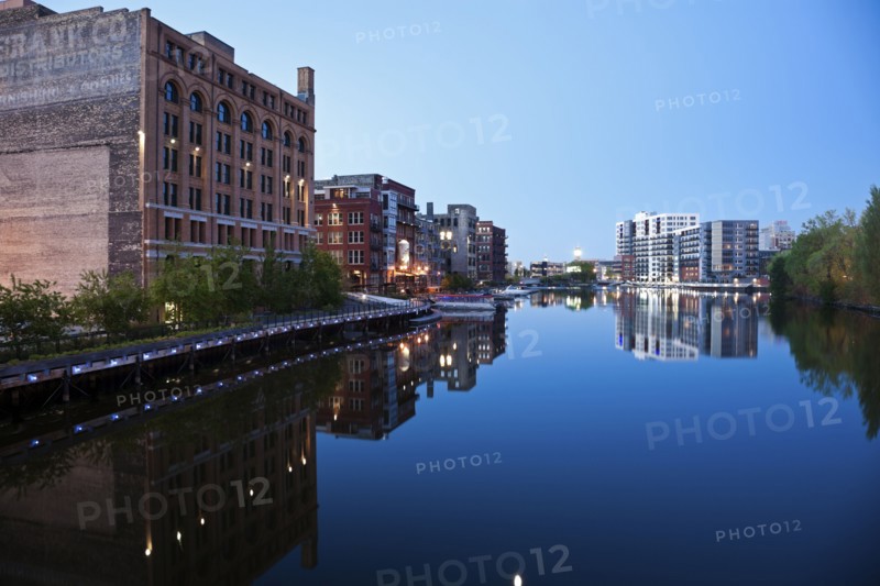USA, Wisconsin, Milwaukee, City view at dusk. 
Photo : Henryk Sadura
