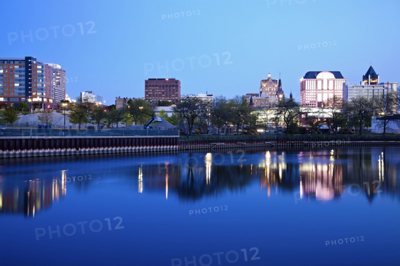 USA, Wisconsin, Milwaukee, City view at night. 
Photo : Henryk Sadura