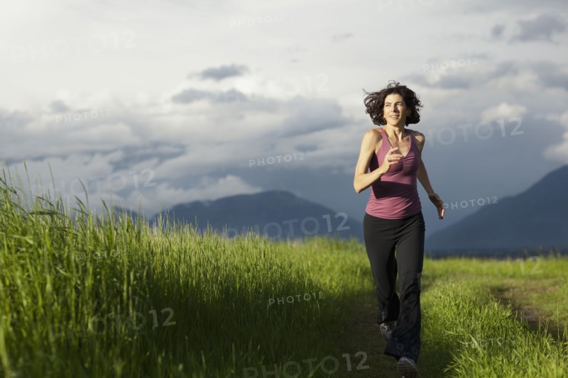 USA, Montana, Whitefish, Woman jogging on mountain path. 
Photo : Noah Clayton