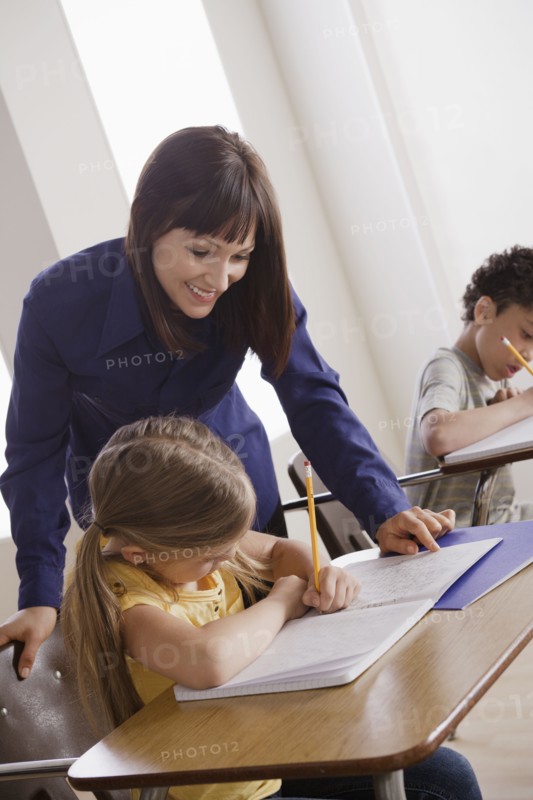 Pupils and teacher in classroom. 
Photo : Rob Lewine