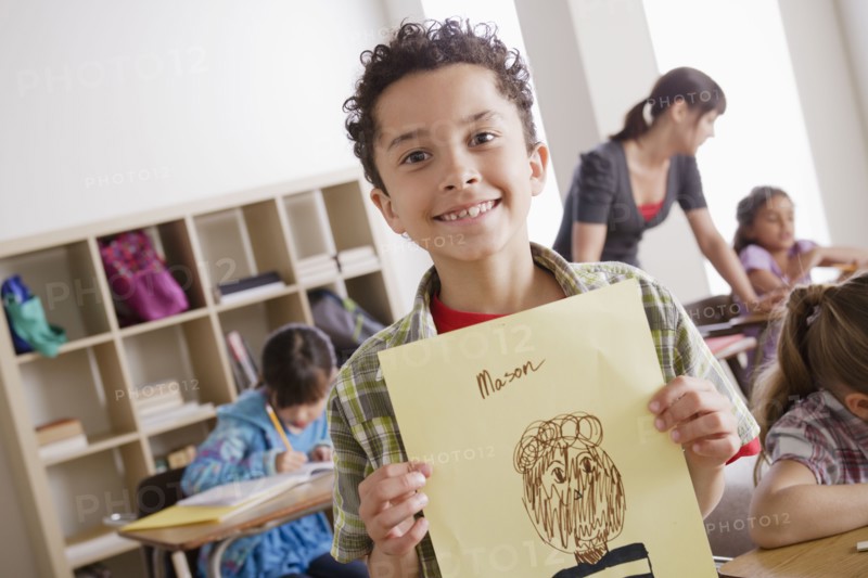 Boy (8-9) showing his drawing. 
Photo : Rob Lewine