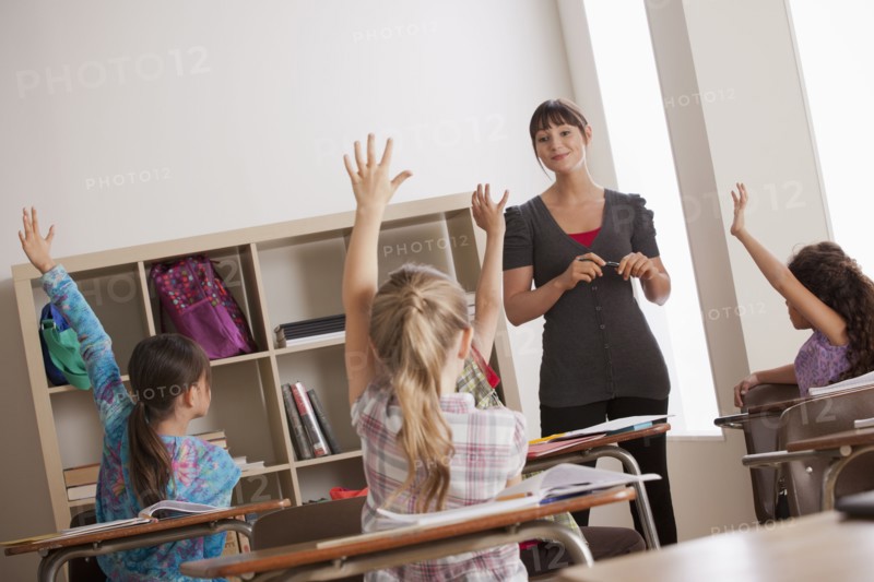 Teacher with schoolchildren (6-7,8-9). 
Photo : Rob Lewine