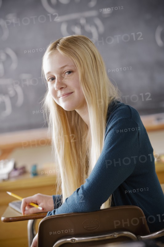 Portrait of teenage girl (14-15) at school. 
Photo : Rob Lewine