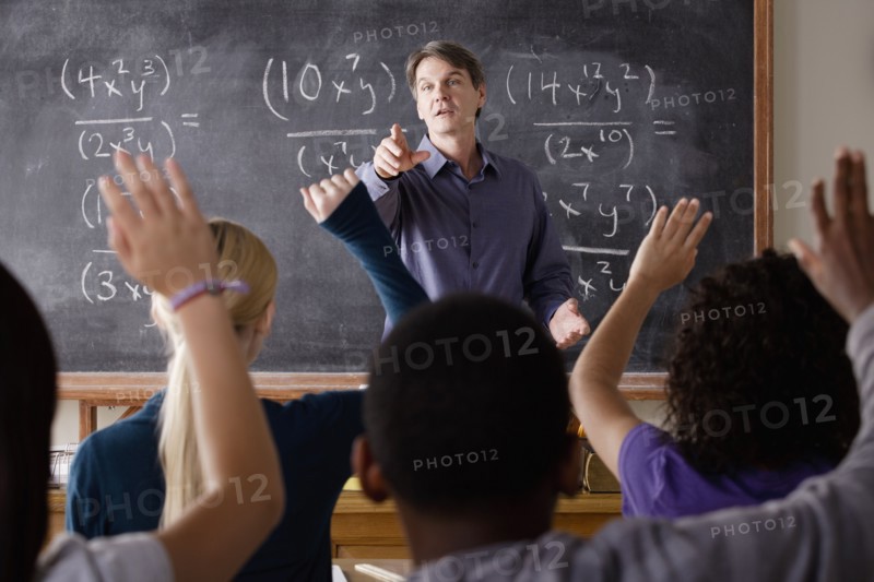 Teacher with teenage students (14-15,16-17) at school. 
Photo : Rob Lewine