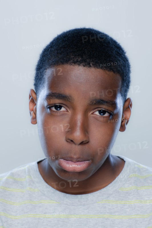 Portrait of teenage boy (14-15), studio shot. 
Photo : Rob Lewine