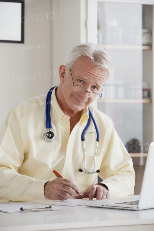 Portrait of senior doctor . 
Photo : Rob Lewine