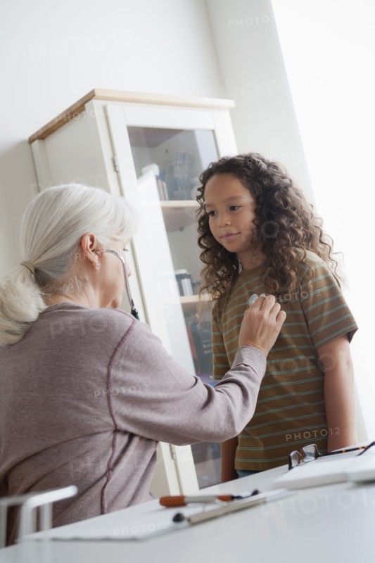 Girl (8-9) at doctor's office. 
Photo : Rob Lewine