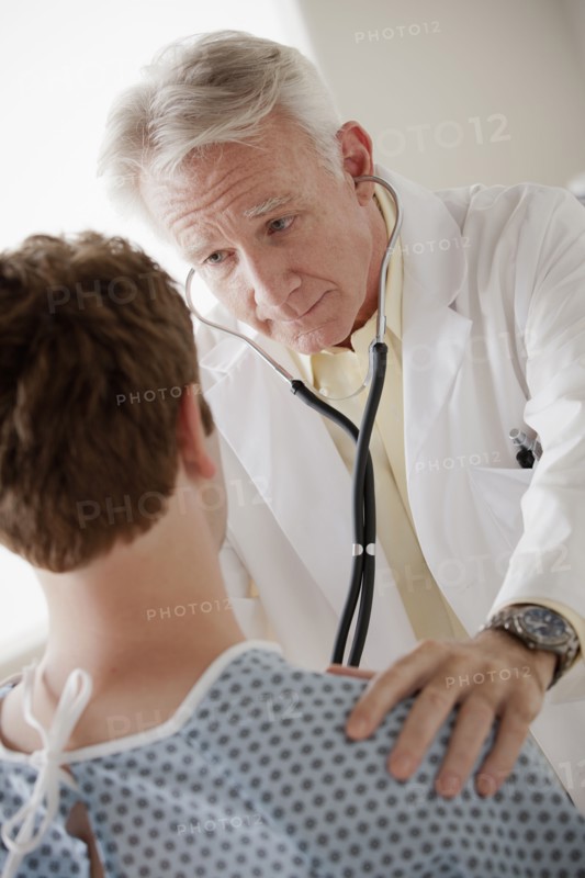 Senior doctor examining patient. 
Photo : Rob Lewine