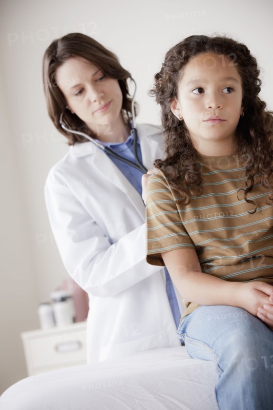 Doctor examining girl (8-9). 
Photo : Rob Lewine