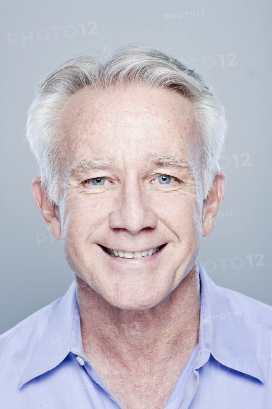 Portrait of smiling senior man, studio shot. 
Photo : Rob Lewine