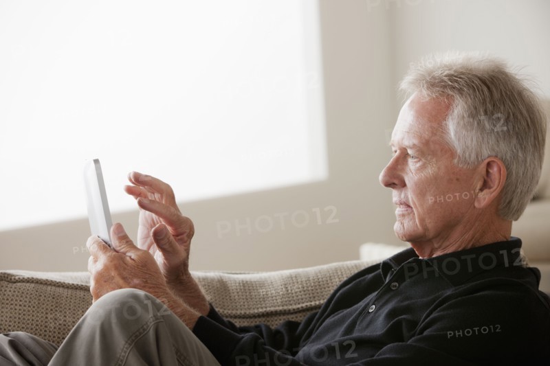 Senior man using digital tablet. 
Photo : Rob Lewine