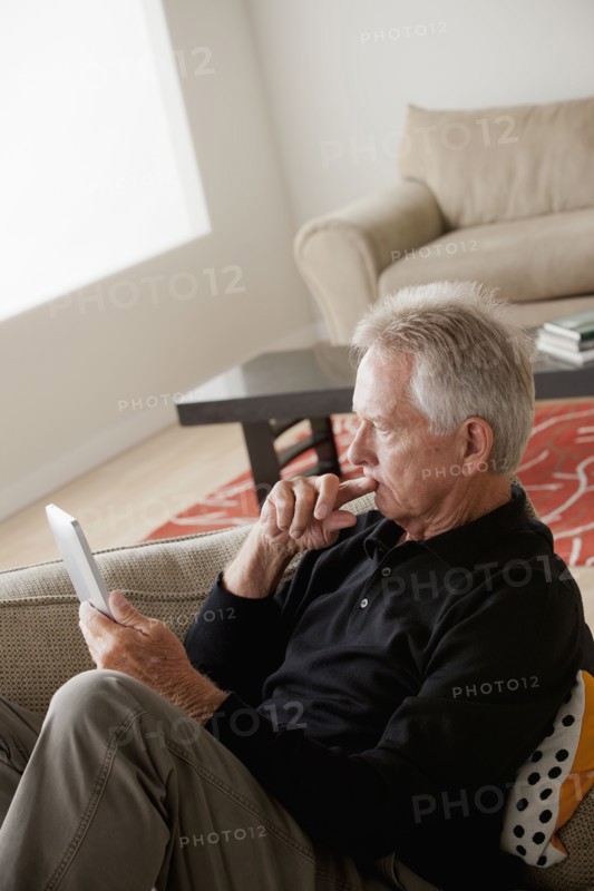 Senior man using digital tablet. 
Photo : Rob Lewine