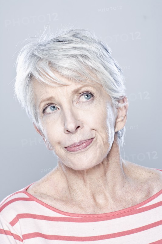 Portrait of thoughtful senior woman, studio shot. 
Photo : Rob Lewine