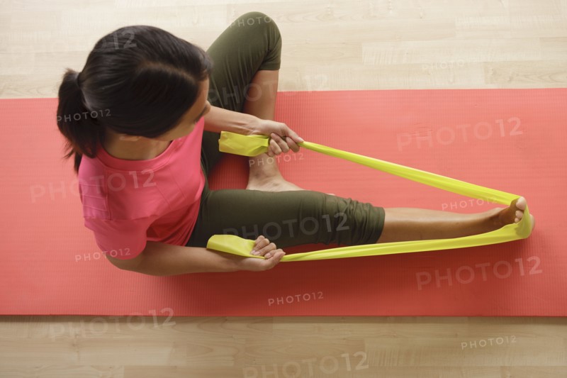 Young woman exercising. 
Photo : Rob Lewine
