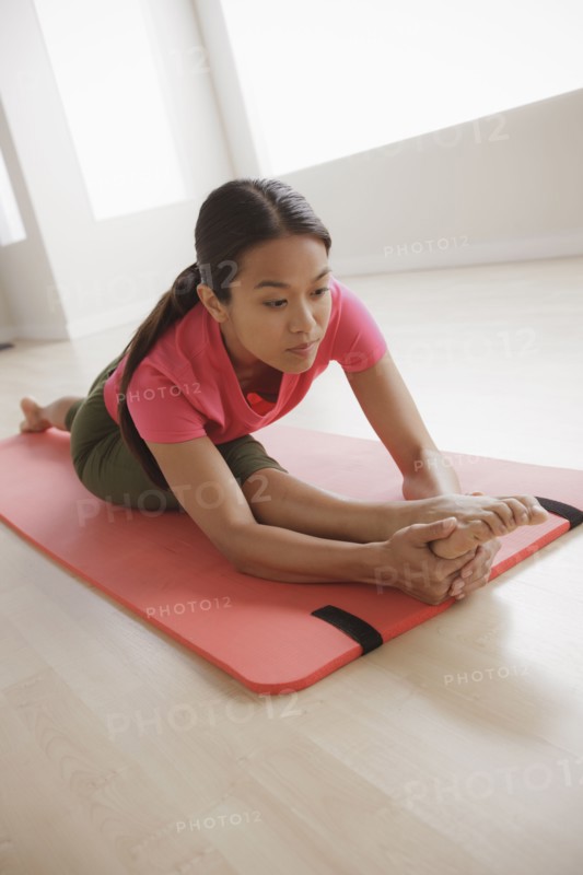 Young woman exercising. 
Photo : Rob Lewine