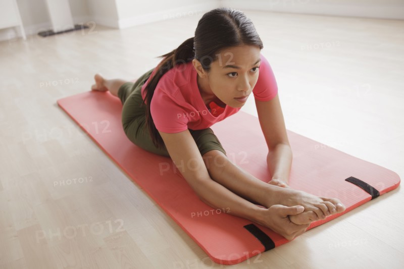 Young woman exercising. 
Photo : Rob Lewine