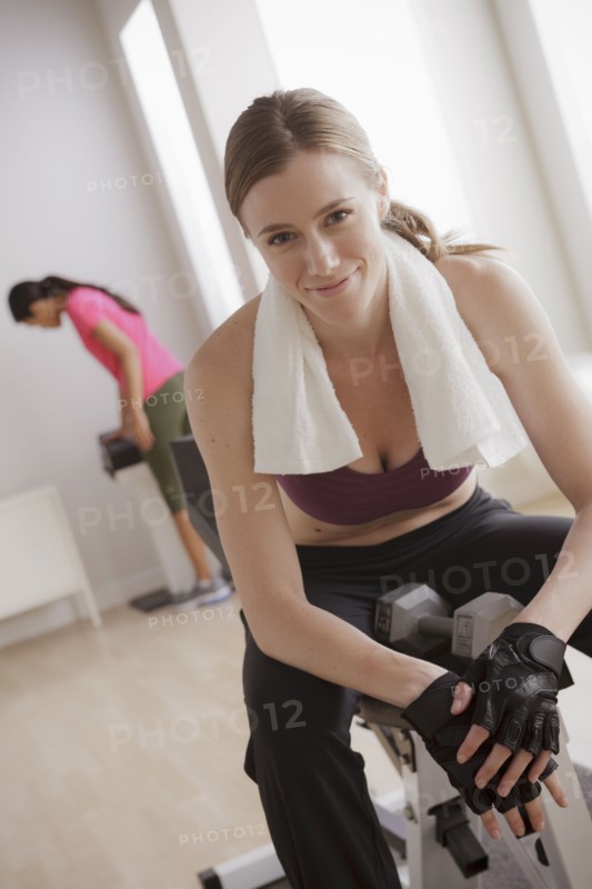 Young woman exercising. 
Photo : Rob Lewine