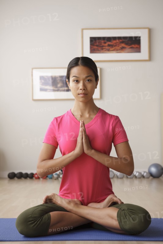 Young woman meditating. 
Photo : Rob Lewine