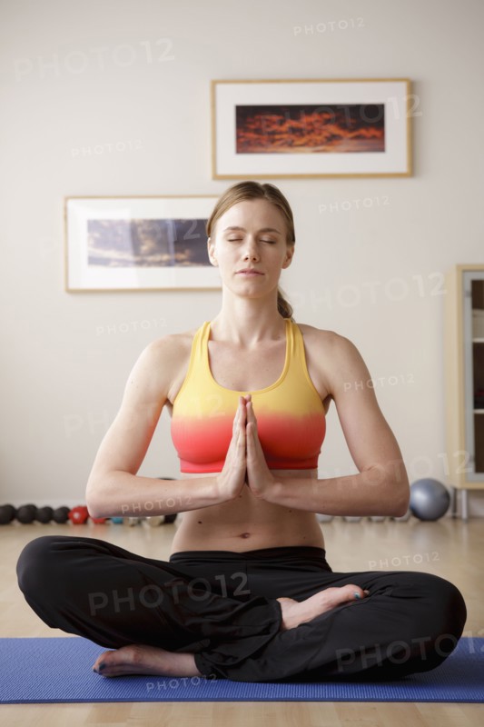 Young woman meditating. 
Photo : Rob Lewine