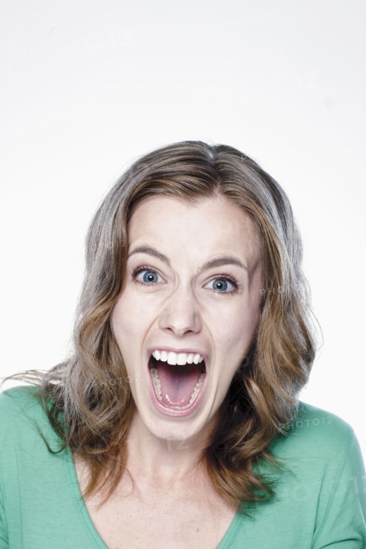 Portrait of screaming young woman, studio shot. 
Photo : Rob Lewine