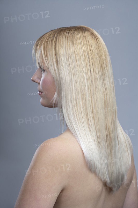 View of woman with blonde hair, studio shot. 
Photo : Mark de Leeuw