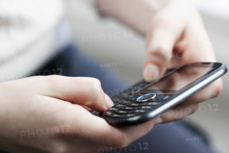 Canada, Ontario, Toronto, Sending text message. 
Photo : Elena Elisseeva