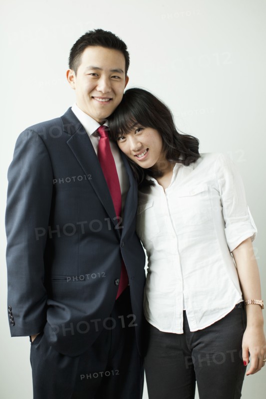 Portrait of young couple, studio shot. 
Photo : Jessica Peterson