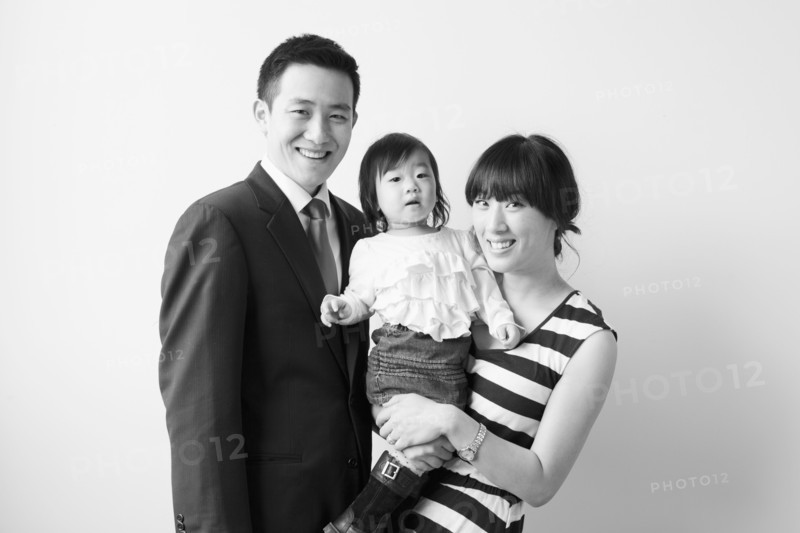 Portrait of young parents with baby girl (12-17 months). 
Photo : Jessica Peterson