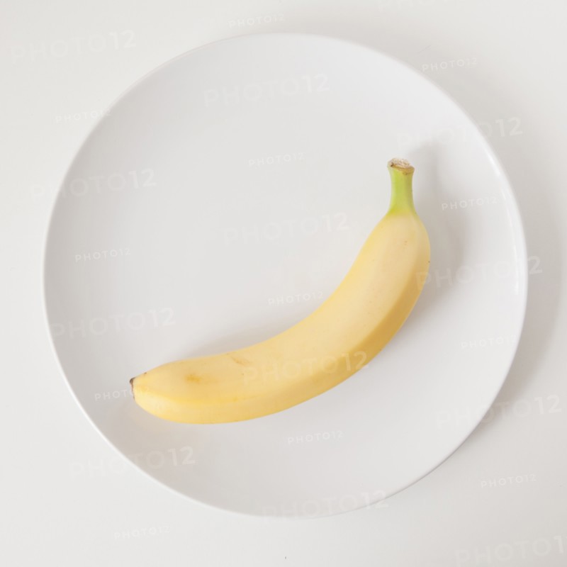 Banana on plate, studio shot. 
Photo: Jessica Peterson