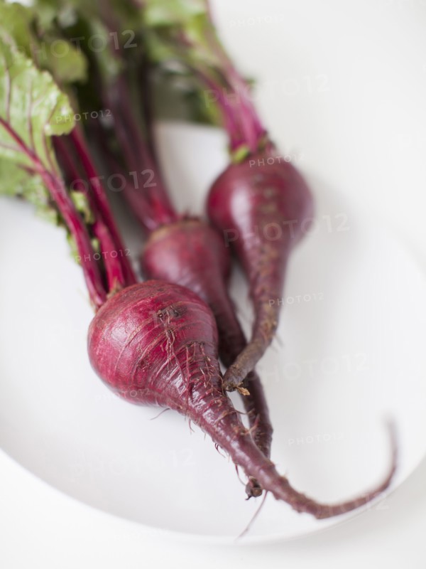 Beetroots on plate, studio shot. 
Photo : Jessica Peterson