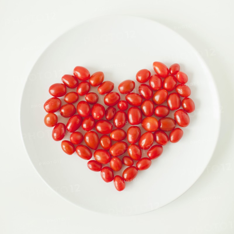 Goji berry heart on plate, studio shot. 
Photo : Jessica Peterson